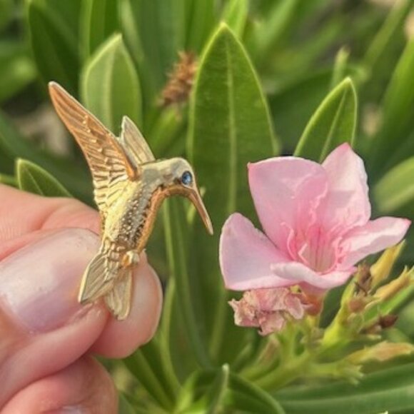 KREMENTZ Gold Hummingbird Saphire Blue Rhinestone PIN BROOCH - Picture 1 of 10